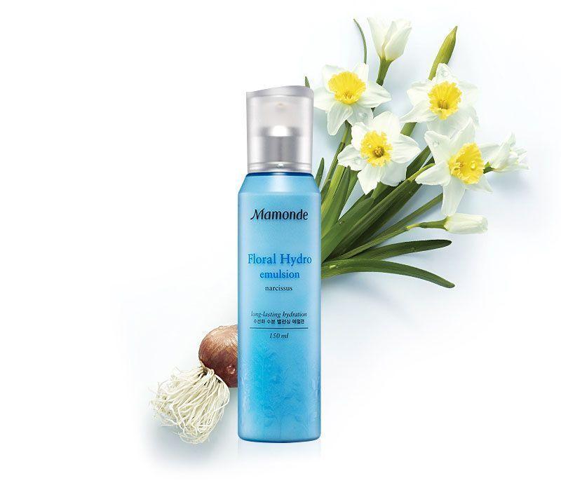 高濃度玫瑰水呈現的Mamonde玫瑰爽膚水，與盛開中的玫瑰一起拍攝，強調其天然補水效果。